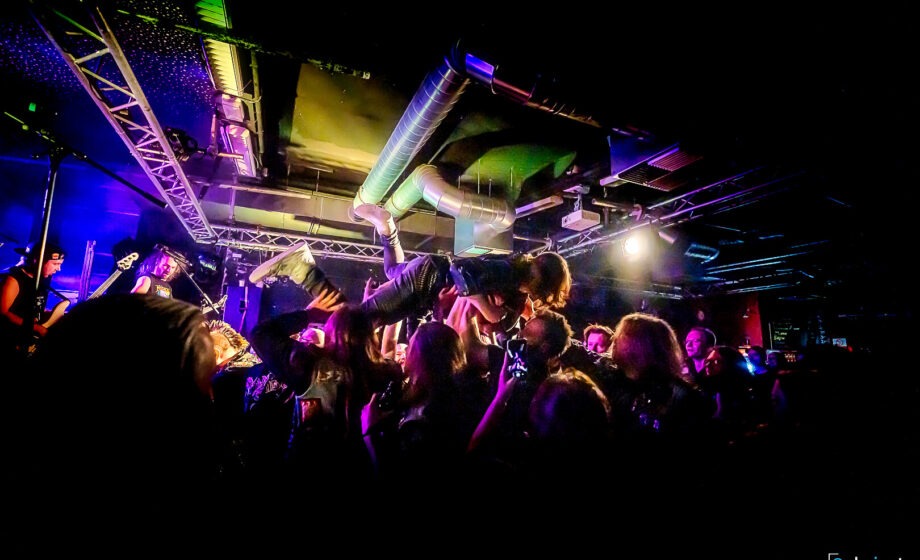 Menschenmengen beim Rockkonzert mit Crowdsurfing