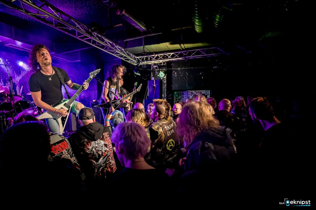 Metalband spielt live vor Publikum.