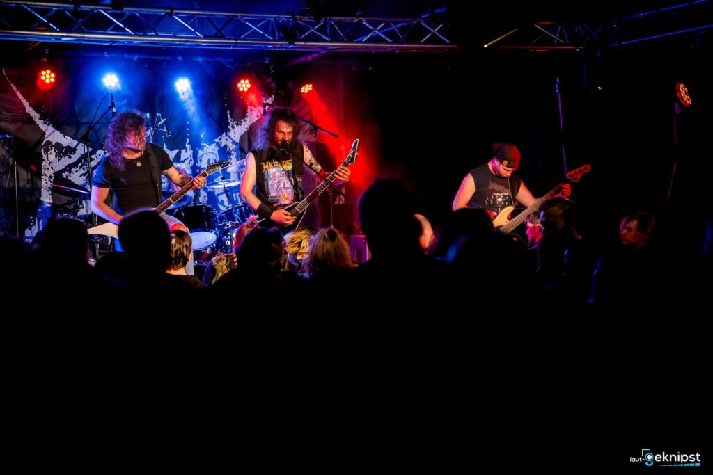 Rockband spielt live auf der Bühne