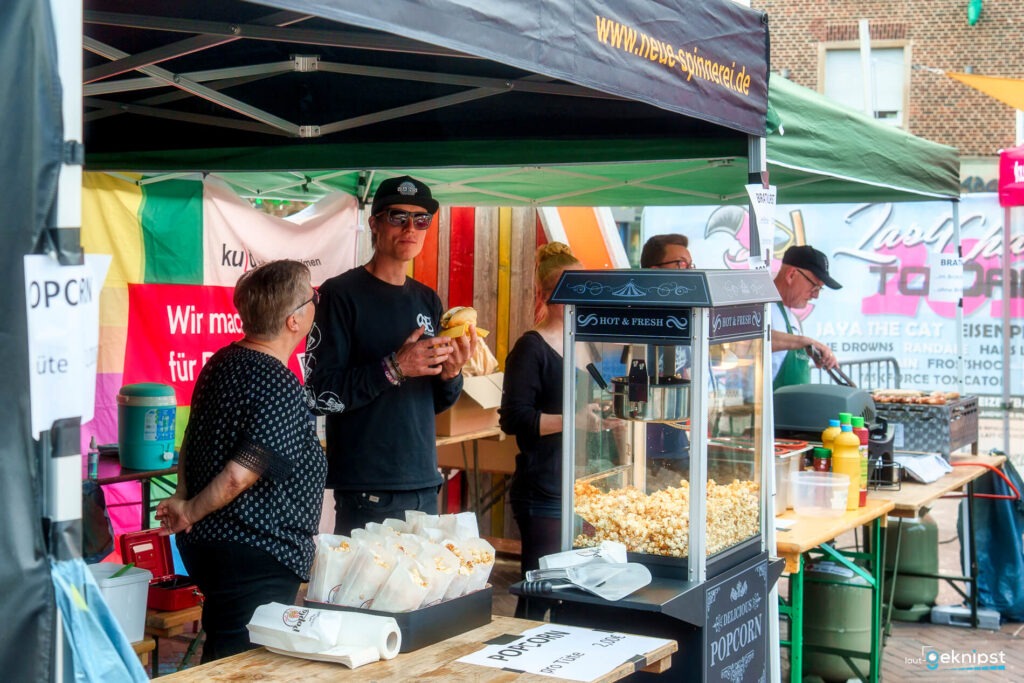 Marktstand mit Popcorn und Snacks