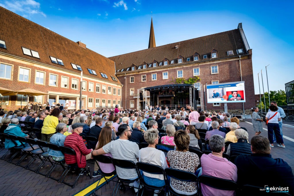 Freiluftkonzert vor historischem Backsteingebäude