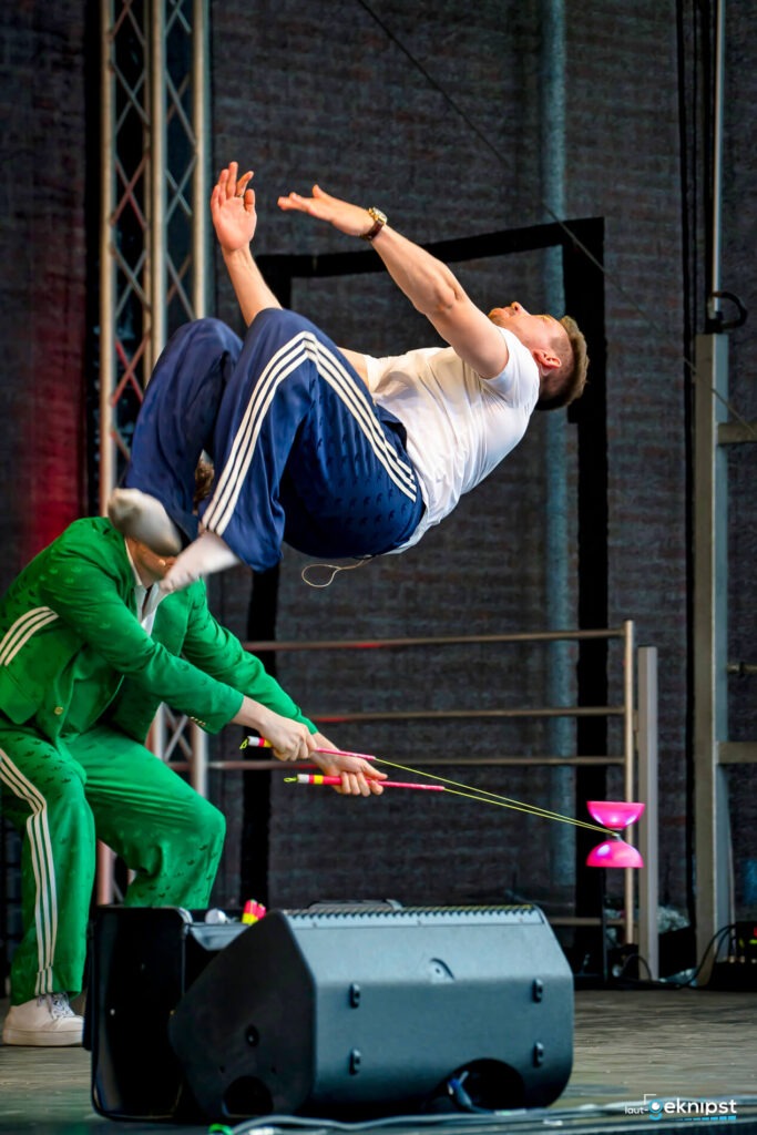Diabolo-Akrobat führt beeindruckenden Rückwärtssalto aus.