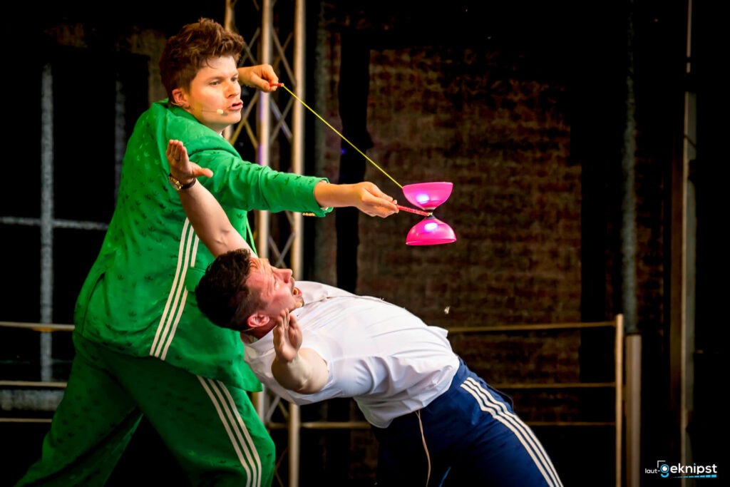 Zwei Künstler mit Diabolo auf der Bühne.
