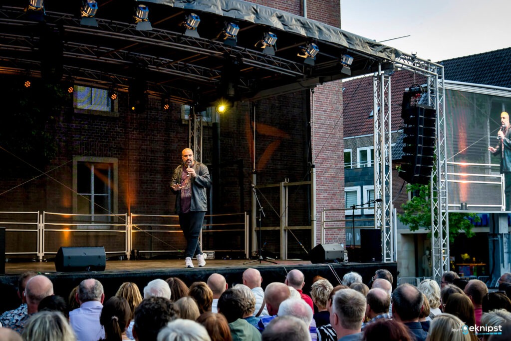 Komiker auf Bühne bei Open-Air-Veranstaltung
