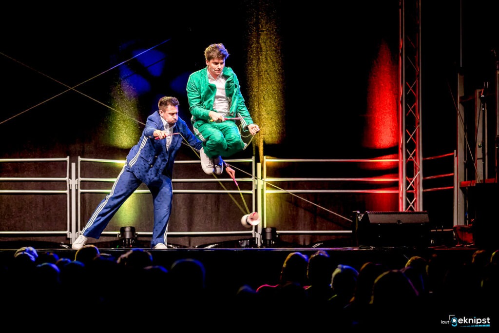 Zwei Männer performen auf einer Bühne mit Diabolo.