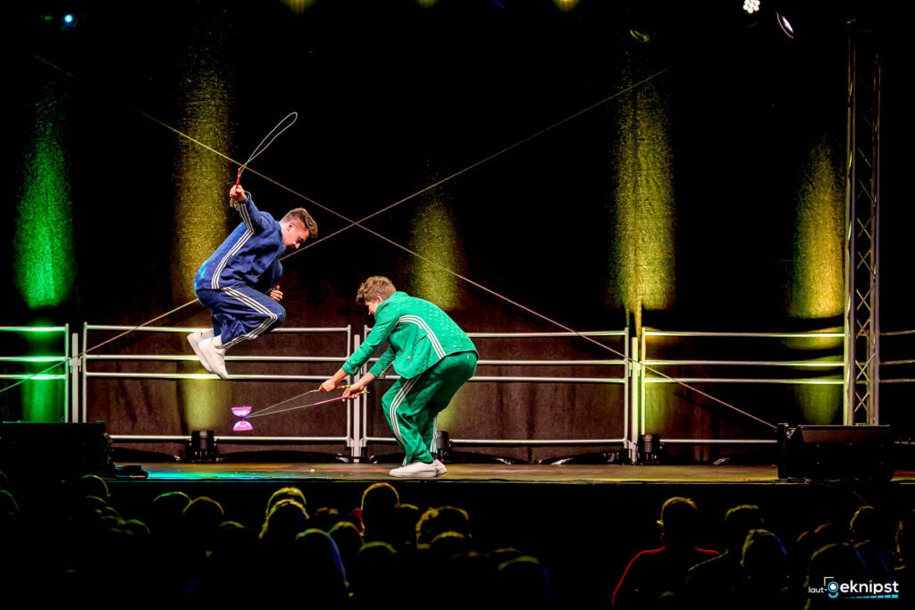 Diabolo-Auftritt auf einer Bühne mit zwei Künstlern.