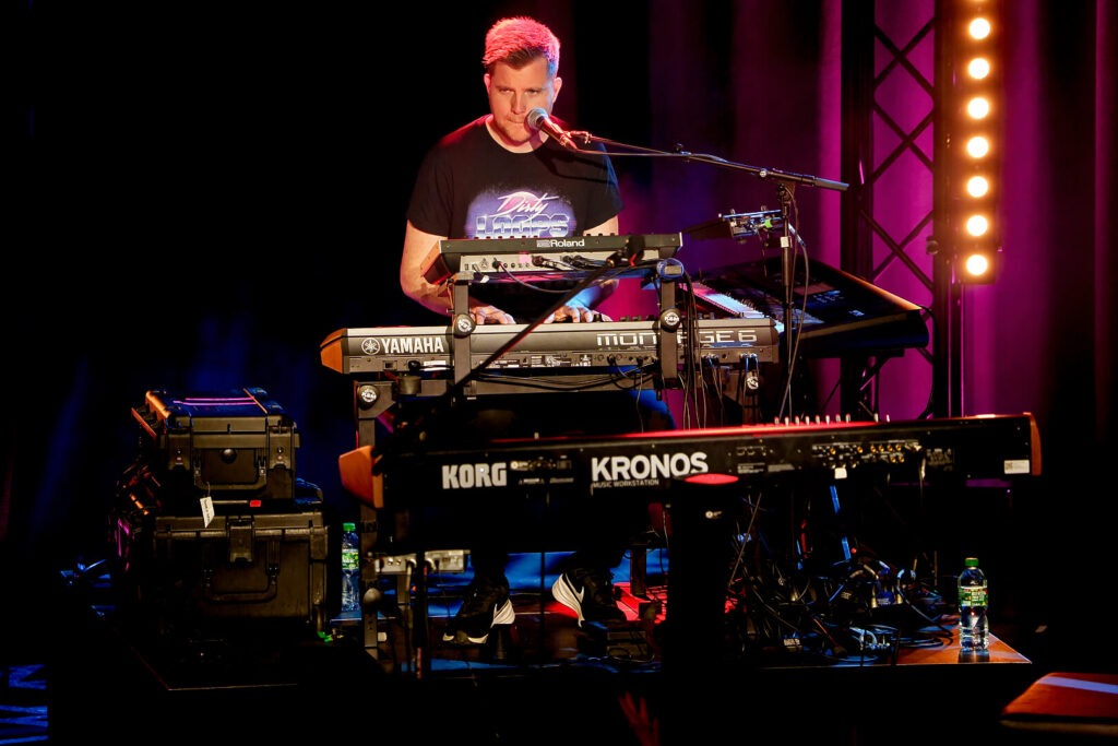Musiker am Keyboard auf der Bühne
