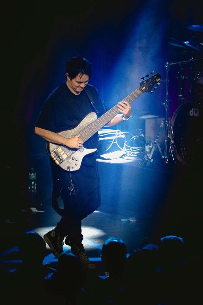 Musiker spielt Bass auf der Bühne