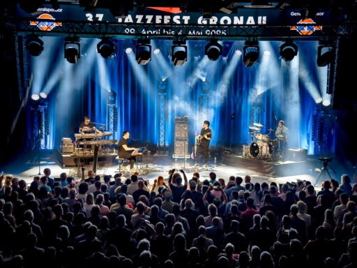 Live-Jazzband spielt vor Publikum auf Bühne