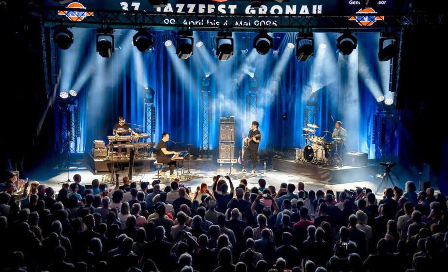 Live-Jazzband spielt vor Publikum auf Bühne