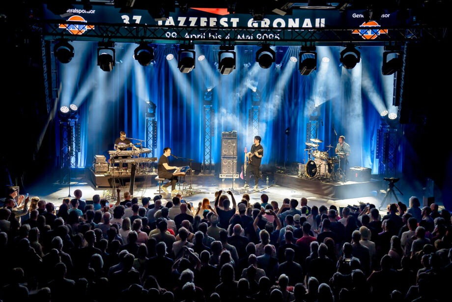 Live-Jazzband spielt vor Publikum auf Bühne