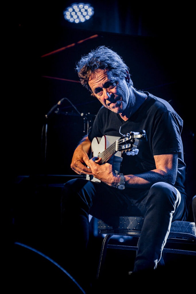 Musiker spielt Gitarre auf der Bühne