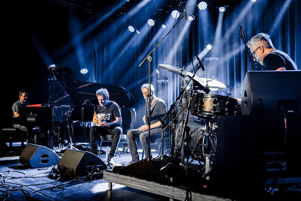 Musiker spielen auf der Bühne mit Instrumenten