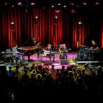 Live-Band spielt vor Publikum auf Bühne