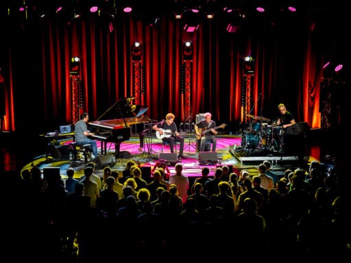 Live-Band spielt vor Publikum auf Bühne
