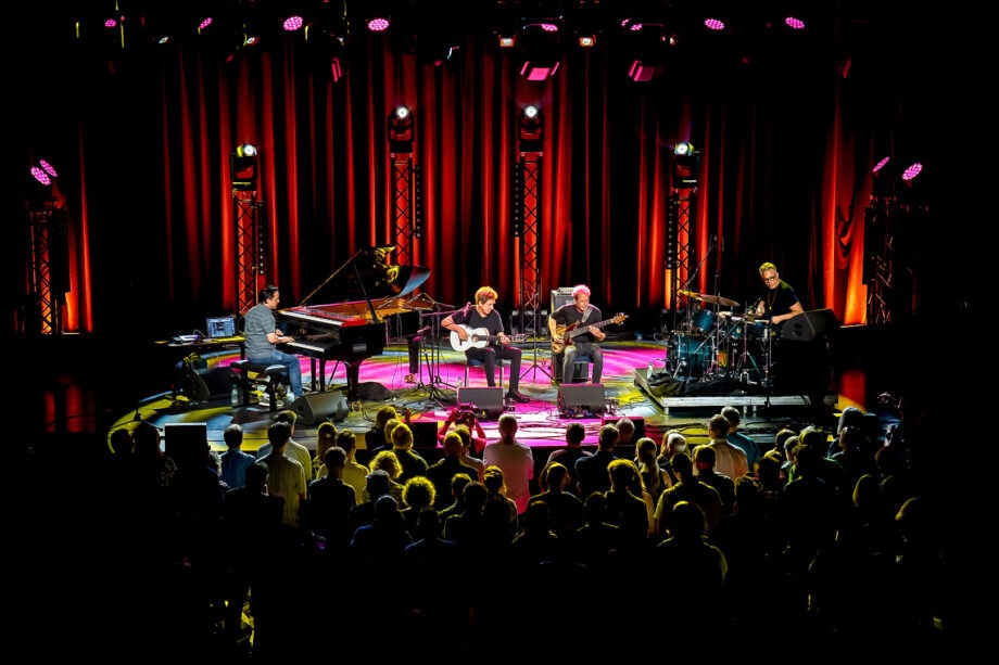 Live-Band spielt vor Publikum auf Bühne