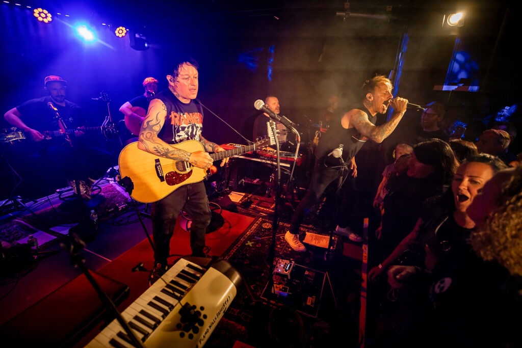 Live-Bandauftritt mit Gitarre und Gesang.