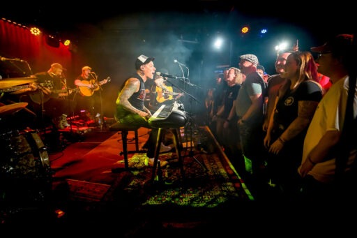 Band spielt Konzert vor Publikum auf Bühne.