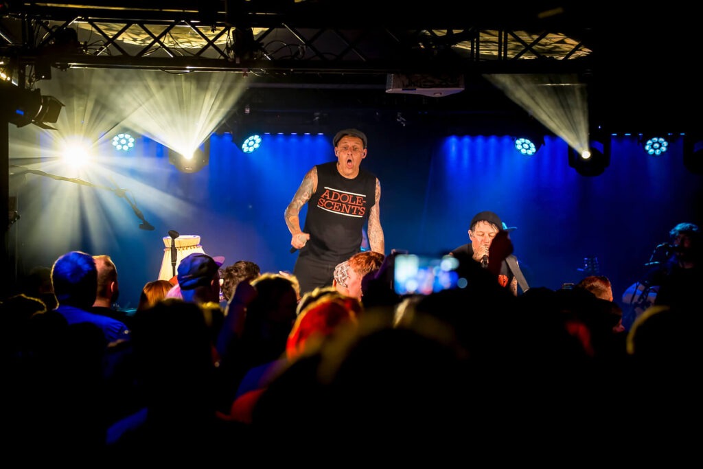 Punk-Rock-Band bei einem Konzert auf der Bühne.