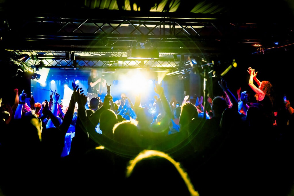 Konzert mit jubelnder Menschenmenge im Club