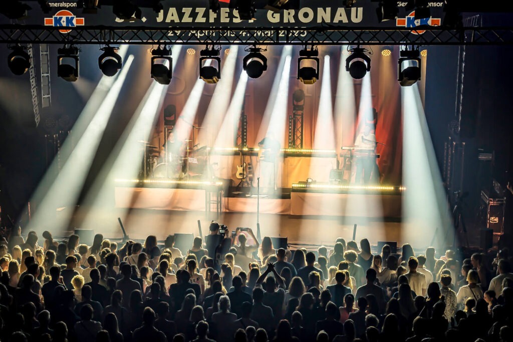 Jazzkonzert mit Publikum und Bühnenbeleuchtung