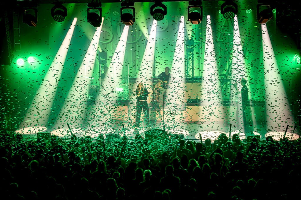 Konzert mit grünem Licht und Konfetti