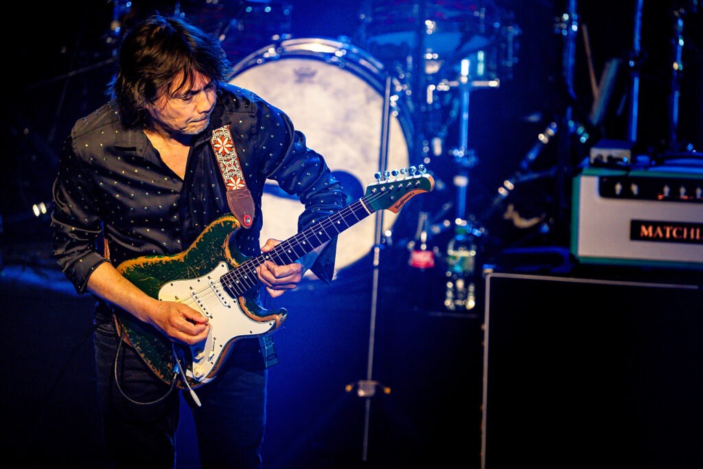 Gitarrist spielt E-Gitarre auf der Bühne