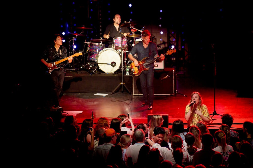 Bandauftritt bei Live-Konzert vor Publikum