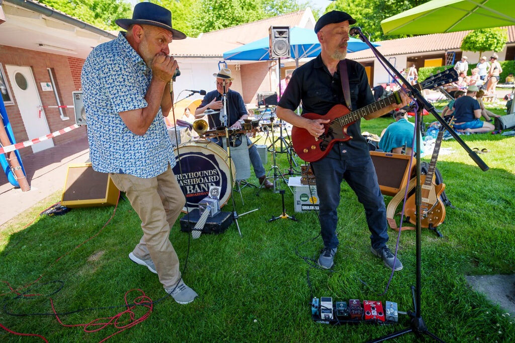 Band spielt Musik im Freien auf Wiese