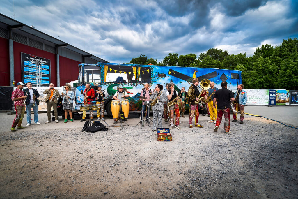 Band vor bemaltem Bus spielt Musik
