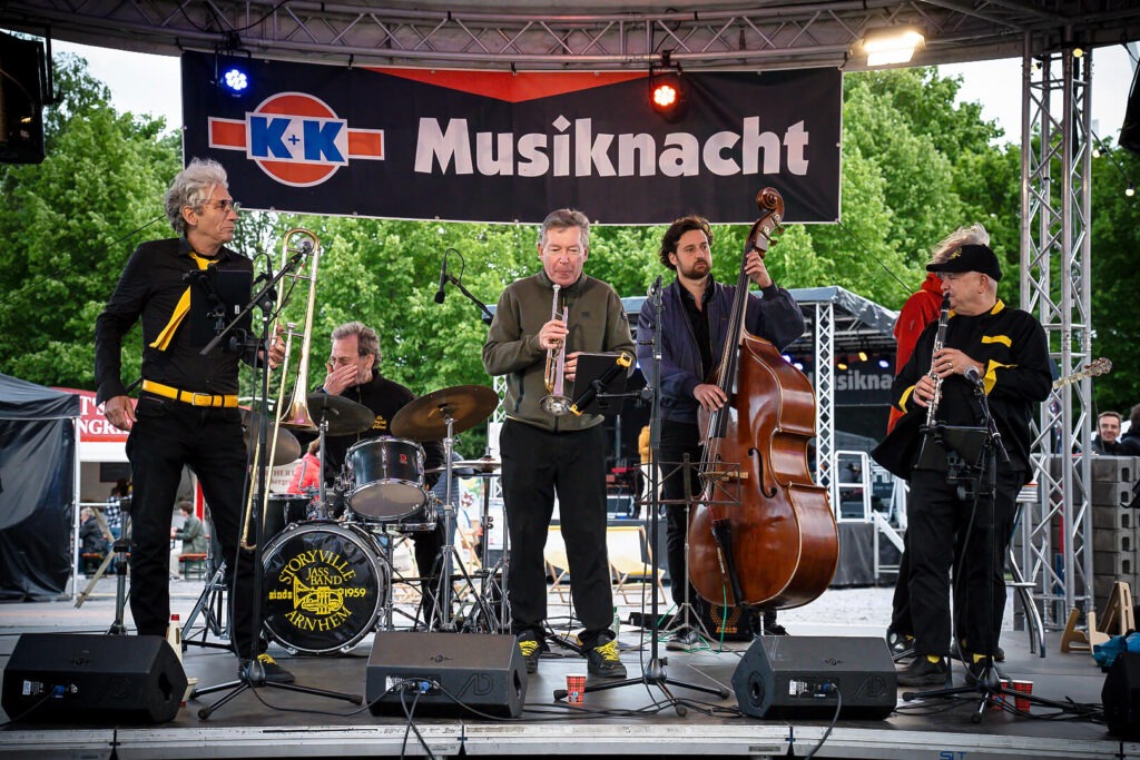 Jazzband spielt bei der Musiknacht auf der Bühne.