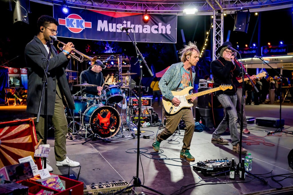 Band spielt Live-Musik auf Bühne während Musiknacht.