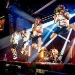 Band springt während Konzert auf der Bühne