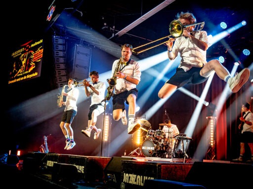 Band springt während Konzert auf der Bühne