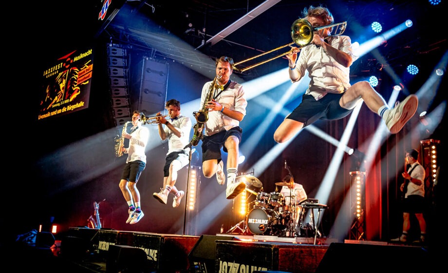 Band springt während Konzert auf der Bühne