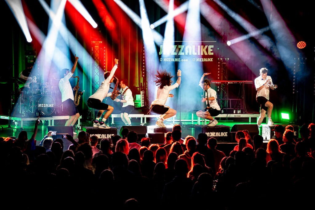 Band spielt energischen Live-Auftritt auf der Bühne