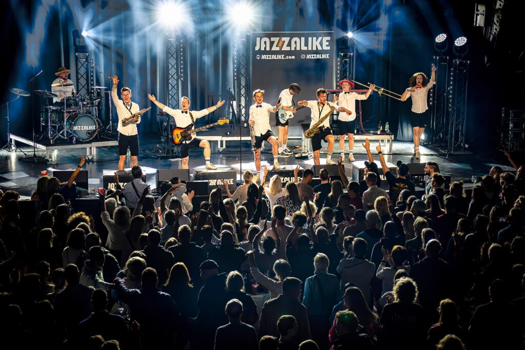 Band spielt live auf der Bühne vor Publikum.