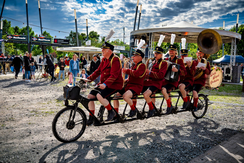Blasmusikband auf Tandemfahrrad beim Festival