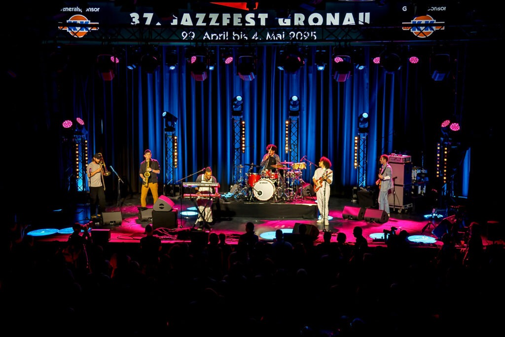 Band auf Jazzfest-Bühne mit Publikum
