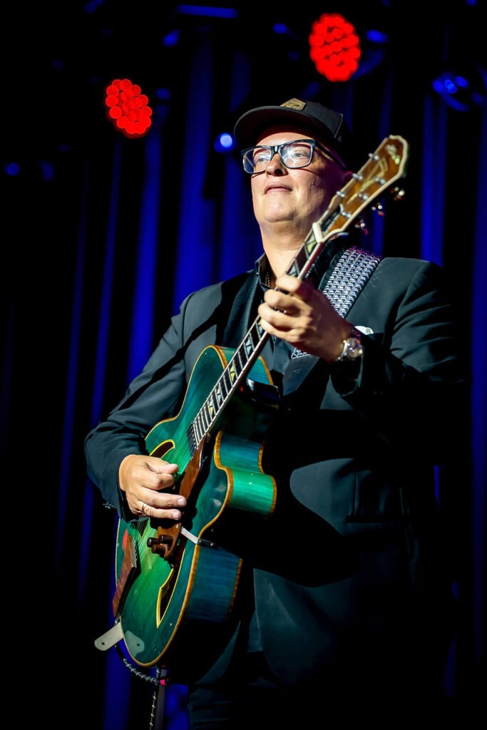 Musiker spielt Gitarre auf der Bühne
