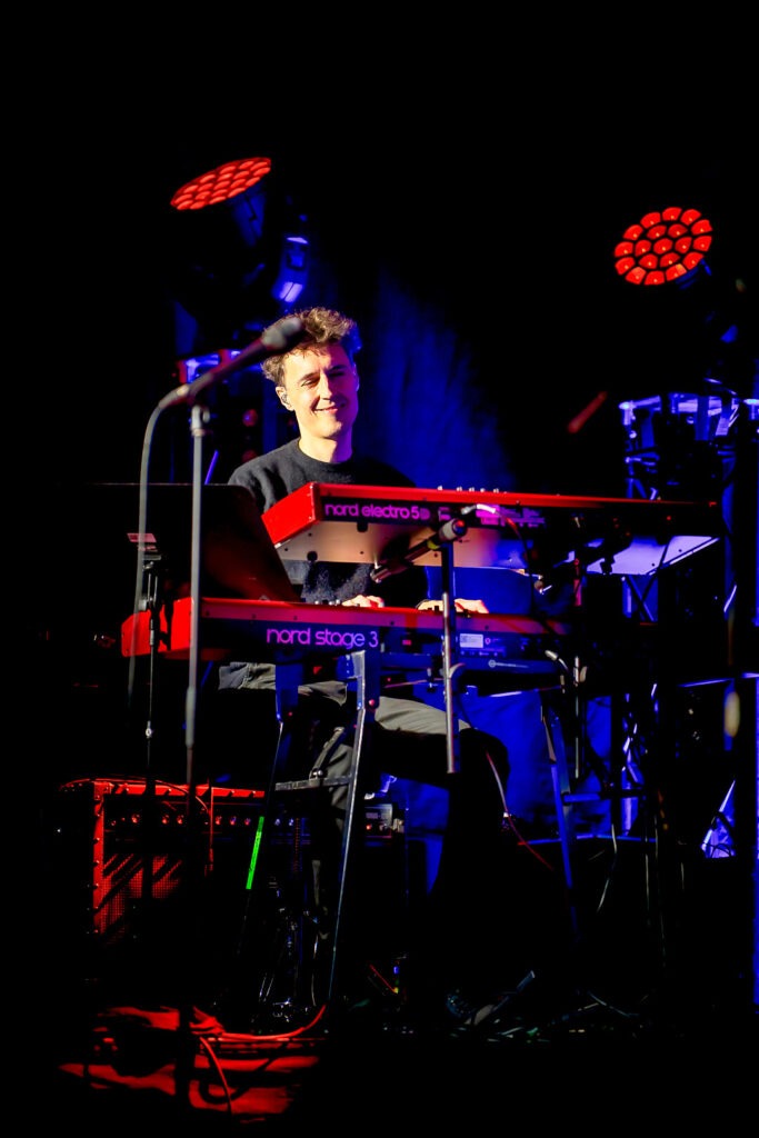 Musiker spielt Keyboard auf der Bühne.