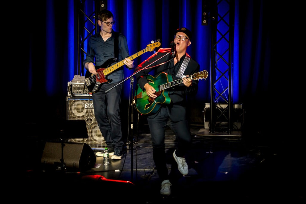 Band spielt Live-Musik auf der Bühne