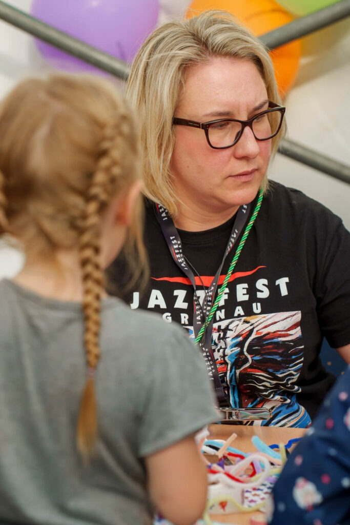 Frau beim Basteln mit Kindern