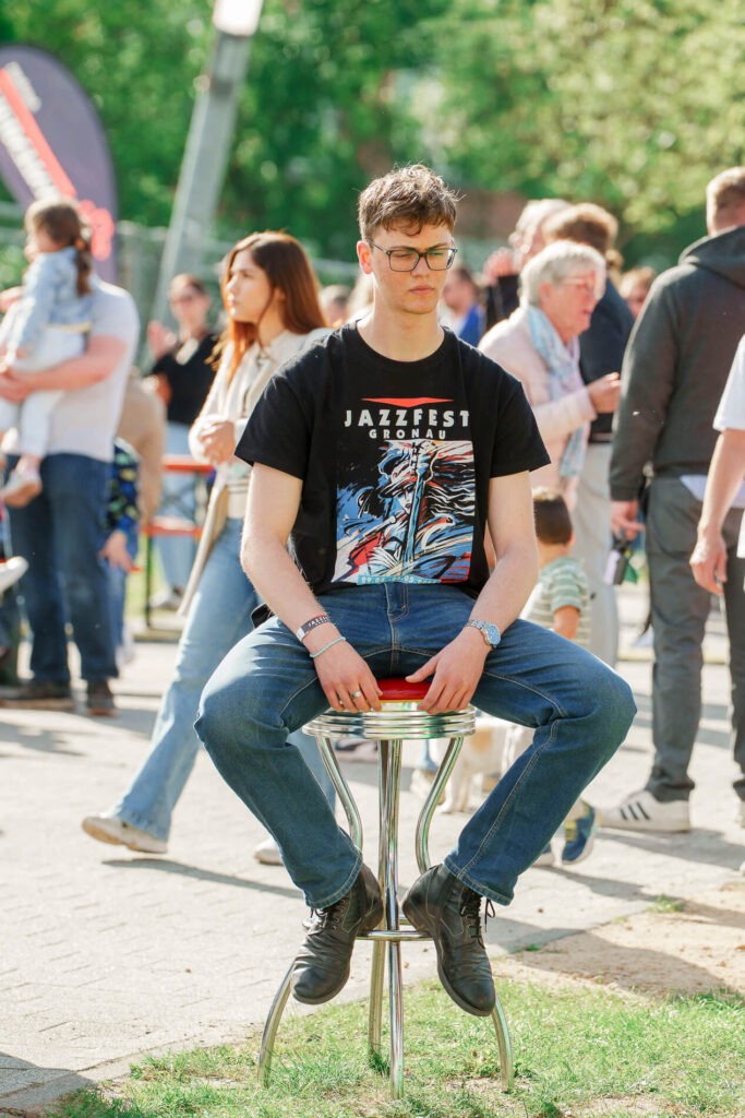 Mann auf Barhocker bei Festival im Freien