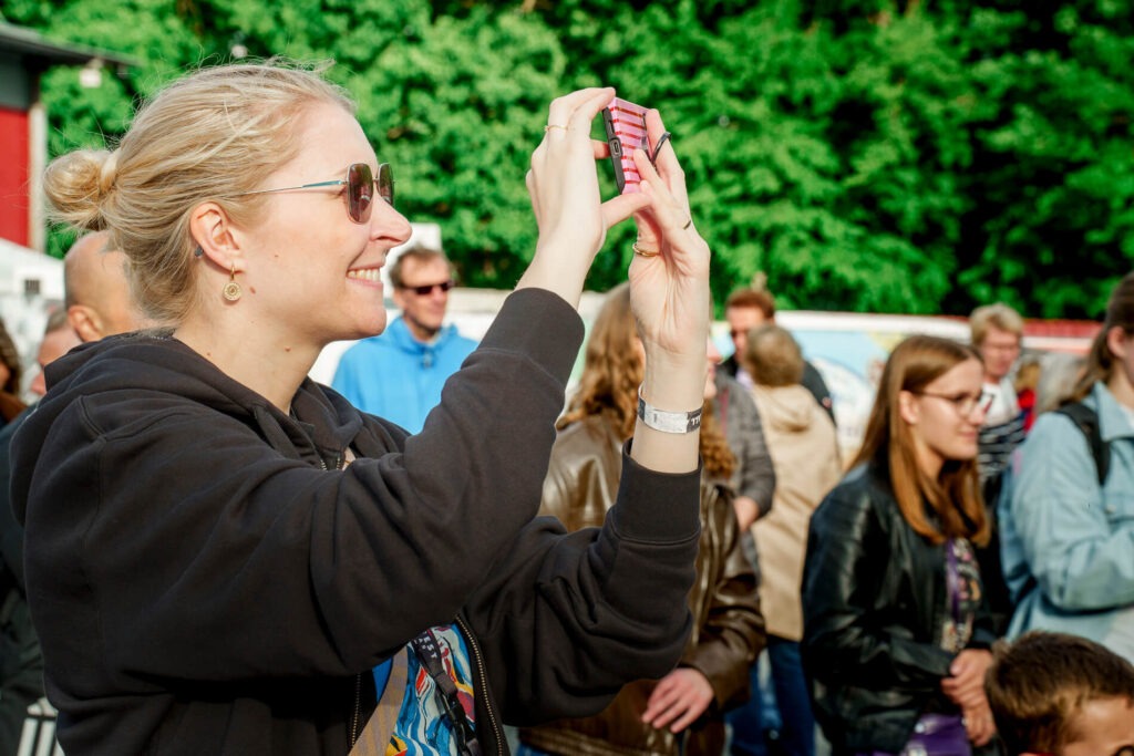 Frau macht Foto bei Outdoor-Event