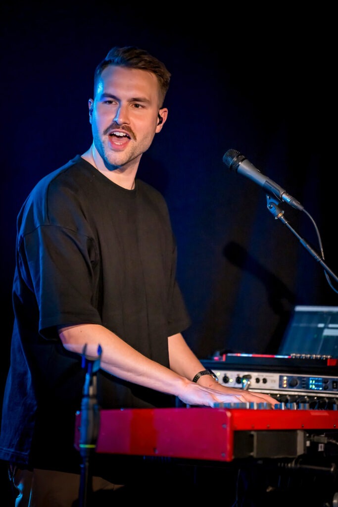 Mann spielt Keyboard auf der Bühne