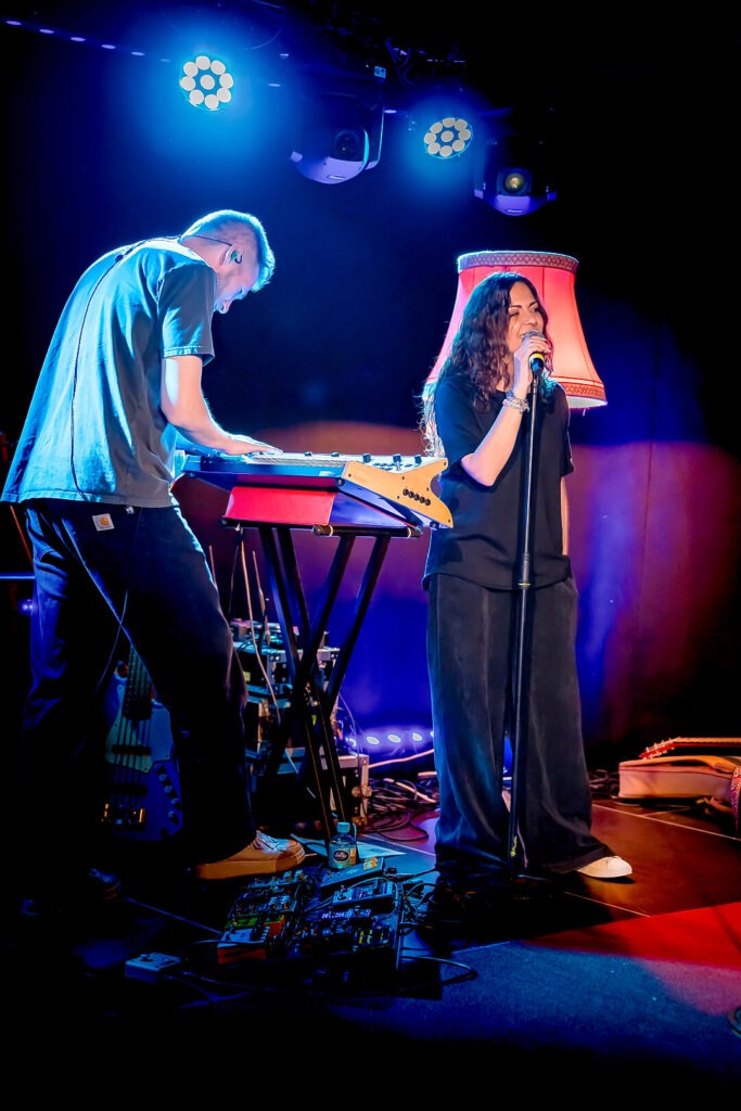Konzertauftritt mit Sängerin und Keyboardspieler auf Bühne.