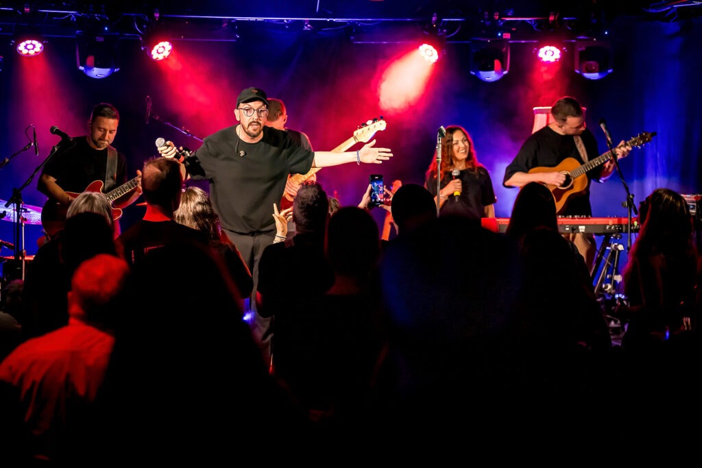 Live-Konzert mit Band auf der Bühne
