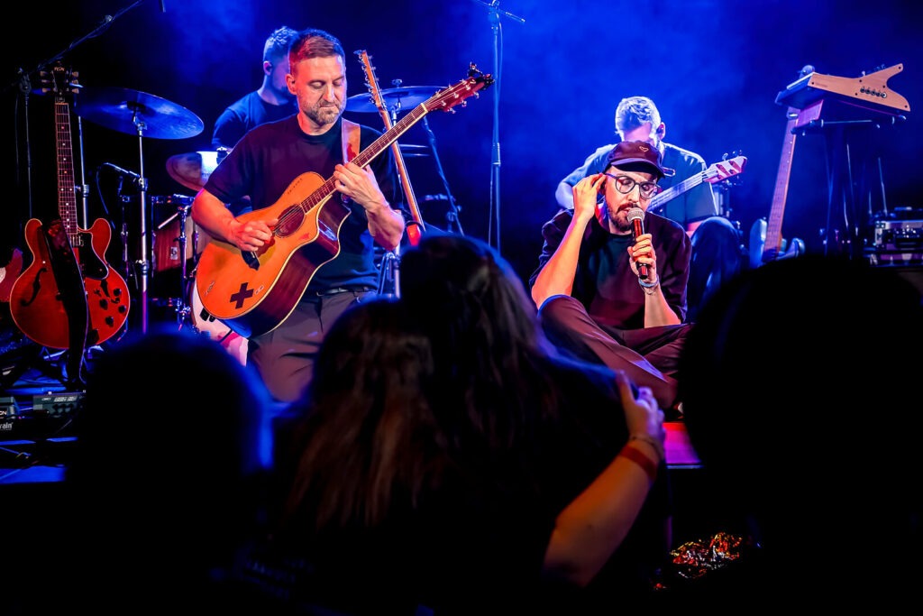 Live-Band spielt Musik auf Bühne