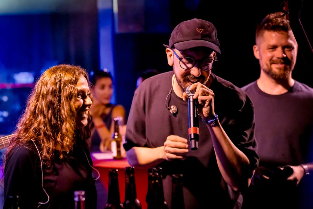 Personen singen und lachen auf der Bühne.